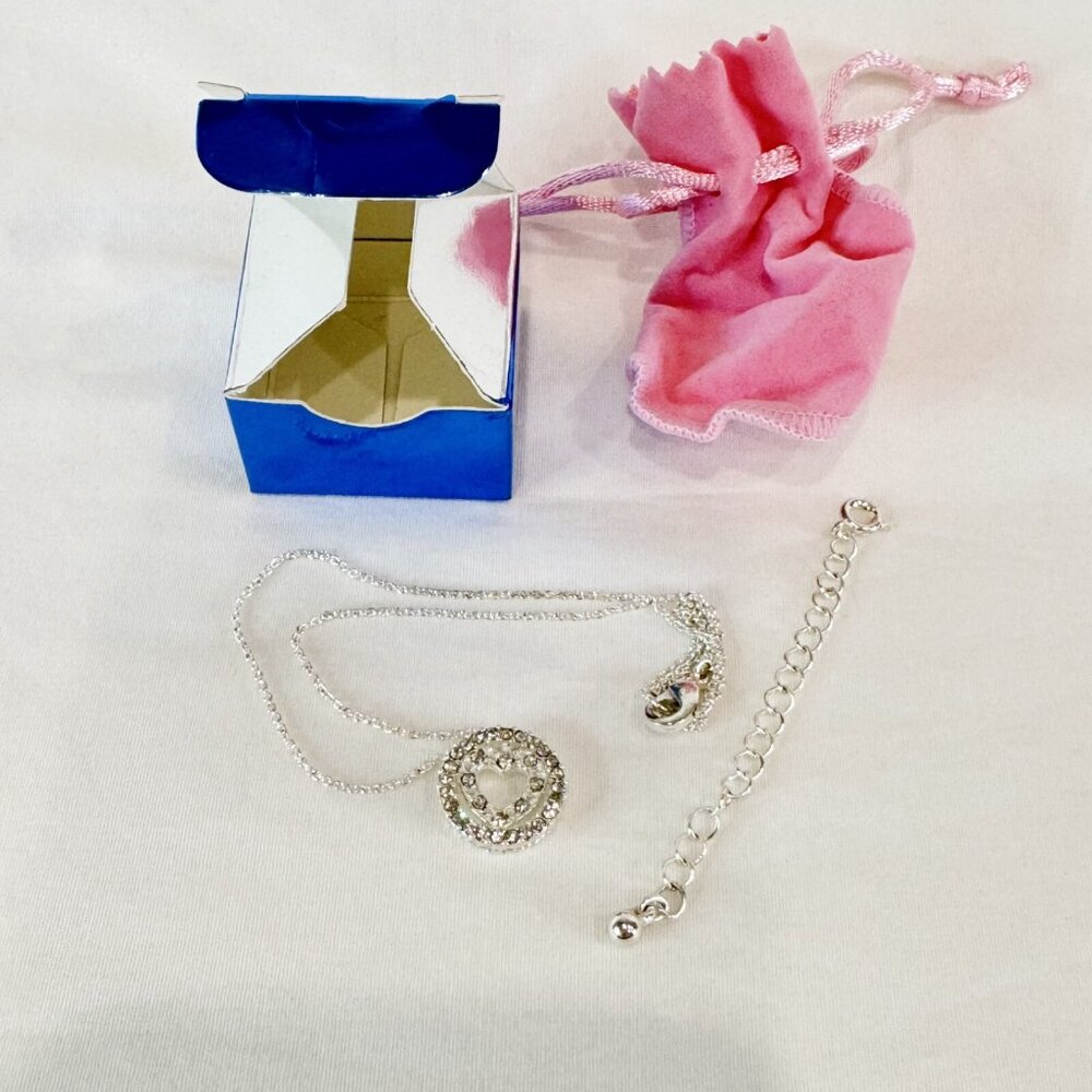 Avon Silver Tone Circle Heart Pendant Necklace w Pouch 16" with 3” Extender NOS